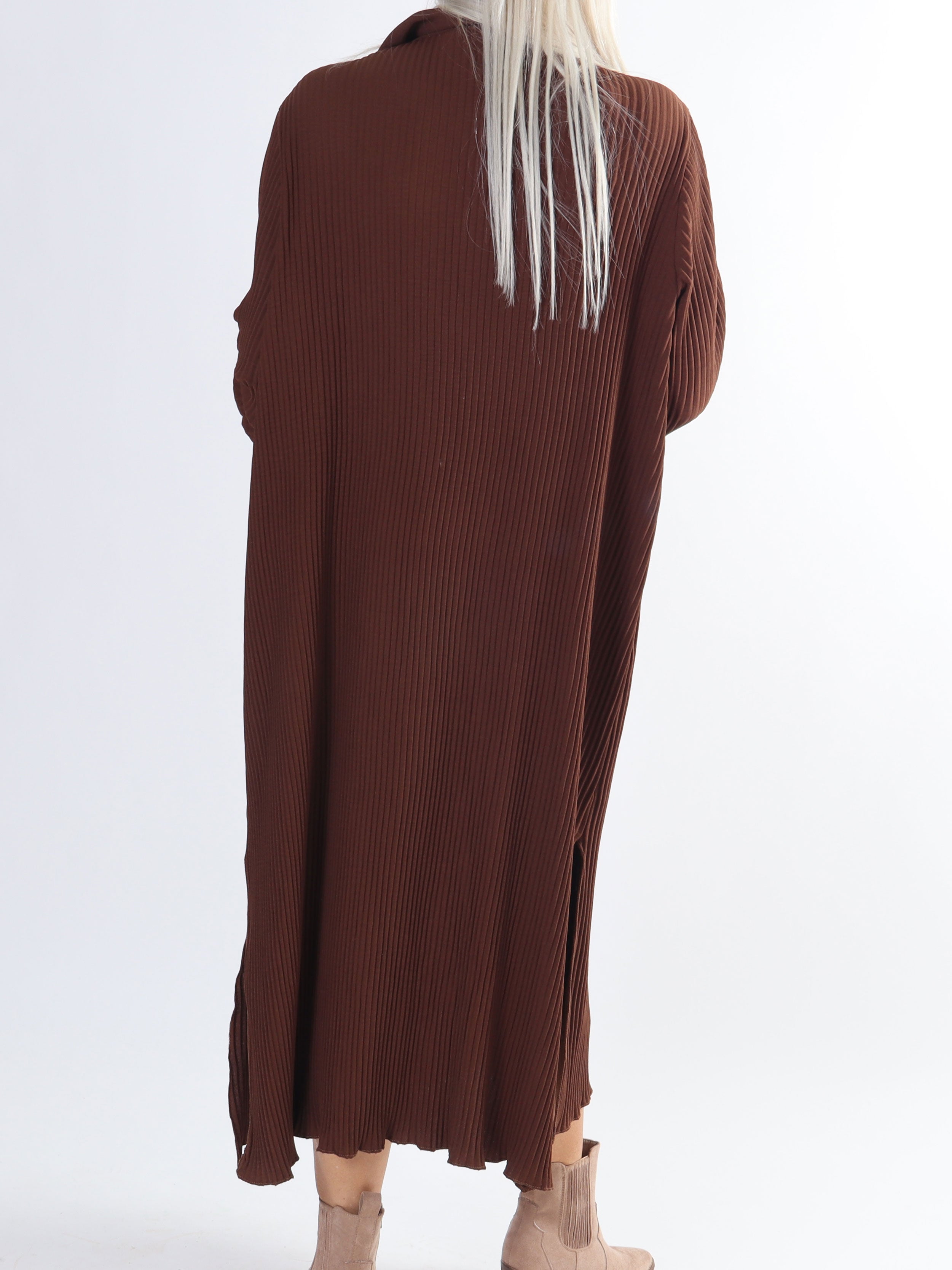 Lenora - Lång plisserad plus size klänning med knappar